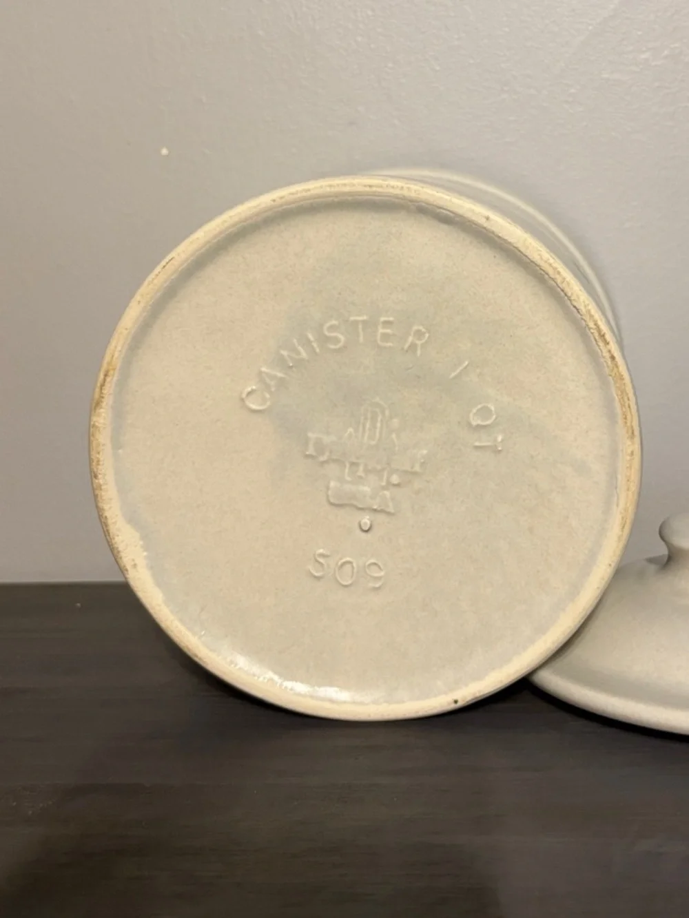 Yorktowne by Pfaltzgraff Stoneware tea Canister. 1 qt 509